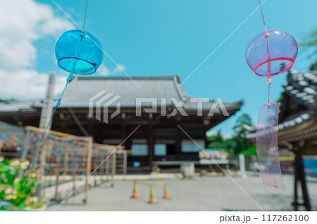 滋賀県大津市明智光秀の菩提寺天台宗西教寺の風鈴参道を撮影したもの 117262100