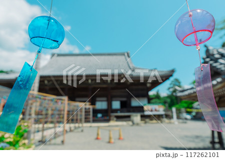 滋賀県大津市明智光秀の菩提寺天台宗西教寺の風鈴参道を撮影したもの 117262101