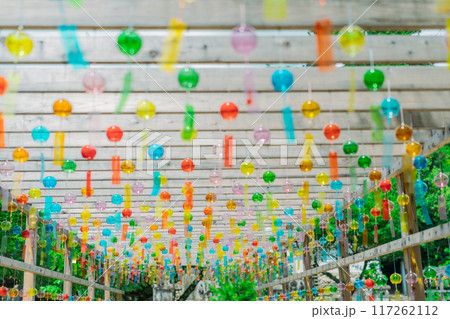 滋賀県大津市明智光秀の菩提寺天台宗西教寺の風鈴参道を撮影したもの 117262112