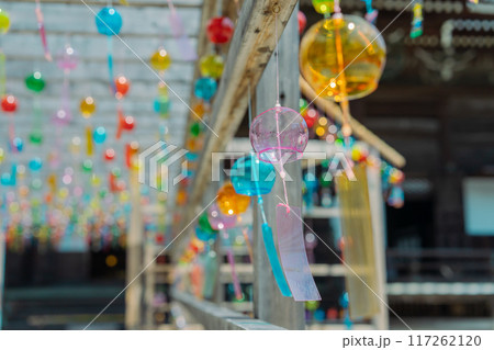滋賀県大津市明智光秀の菩提寺天台宗西教寺の風鈴参道を撮影したもの 117262120