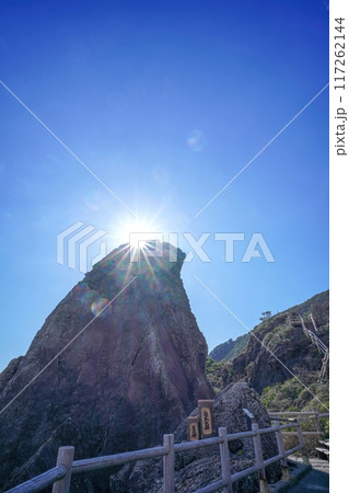 室戸岬の海岸で見たエボシ岩と光条のコラボ情景 室戸岬の海岸で見たエボシ岩と光条のコラボ情景 117262144