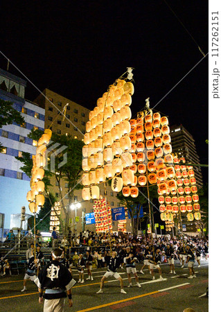秋田竿燈祭り　竿燈大通りの賑わい　 117262151