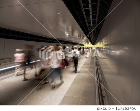東京都市風景　都心の地下連絡通路 117262456
