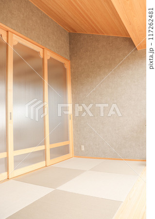勾配天井と和紙畳と造作建具がある和室 勾配天井と和紙畳と造作建具がある和室 117262481