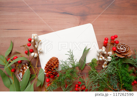 赤いクリスマスリースとクリスマスツリー、新年お祝い装飾 117262590