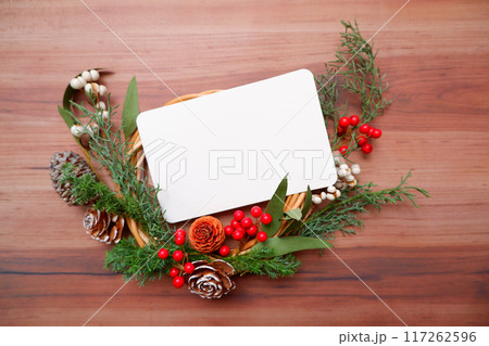 赤いクリスマスリースとクリスマスツリー、新年お祝い装飾 赤いクリスマスリースとクリスマスツリー、新年お祝い装飾 117262596