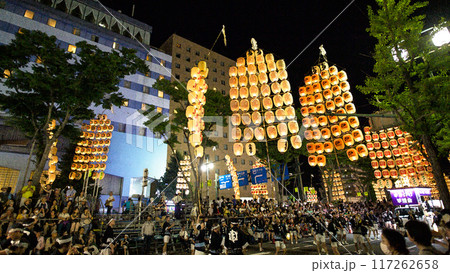 秋田竿燈祭り　竿燈大通りの賑わい　 117262658