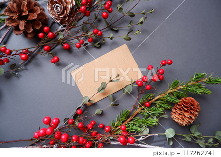 クリスマスリースと赤いリボンのクリスマスツリー クリスマスリースと赤いリボンのクリスマスツリー 117262741