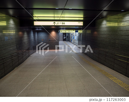 東京都市風景　都心の地下連絡通路の地上出口案内 117263003