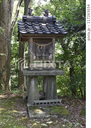 稚子塚古墳墳頂部にある神社(富山県立山町) 稚子塚古墳墳頂部にある神社(富山県立山町) 117263034
