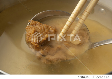 味噌汁を作る 味噌を溶く 味噌汁を作る 味噌を溶く 117263552