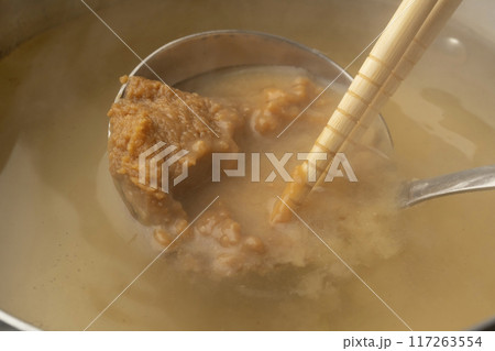 味噌汁を作る 味噌を溶く 味噌汁を作る 味噌を溶く 117263554