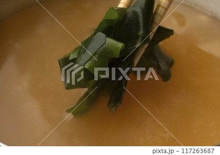 味噌汁を作る　豆腐切る　わかめを入れる 117263687