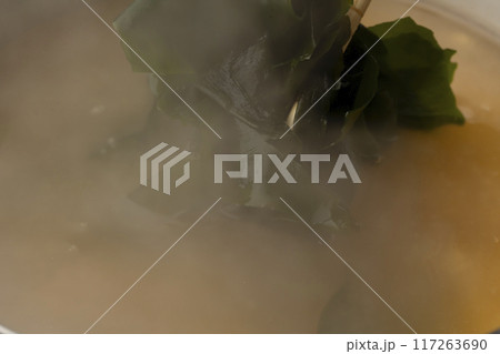 味噌汁を作る　豆腐切る　わかめを入れる 117263690