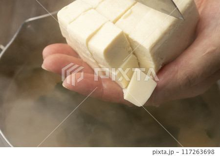 味噌汁を作る　豆腐切る　わかめを入れる 117263698