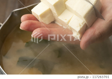 味噌汁を作る 豆腐切る わかめを入れる 味噌汁を作る 豆腐切る わかめを入れる 117263701