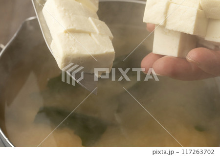 味噌汁を作る　豆腐切る　わかめを入れる 117263702