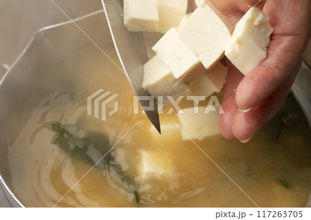 味噌汁を作る 豆腐切る わかめを入れる 味噌汁を作る 豆腐切る わかめを入れる 117263705