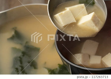 味噌汁 豆腐とわかめの味噌汁をお椀によそう 味噌汁 豆腐とわかめの味噌汁をお椀によそう 117263713