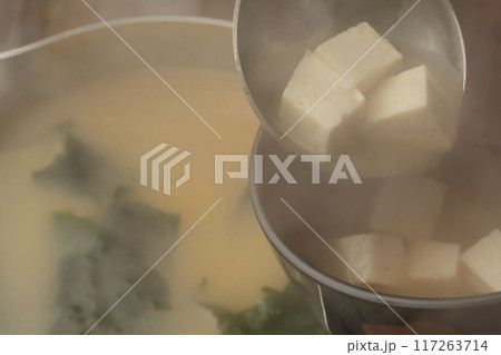 味噌汁 豆腐とわかめの味噌汁をお椀によそう 117263714