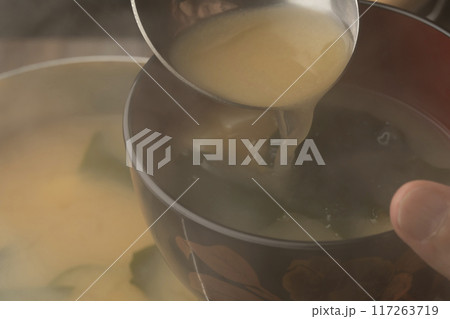 味噌汁 豆腐とわかめの味噌汁をお椀によそう 117263719