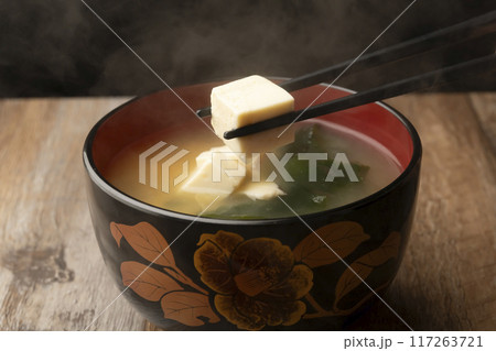 味噌汁 豆腐とわめの味噌汁 箸あげ 味噌汁 豆腐とわめの味噌汁 箸あげ 117263721