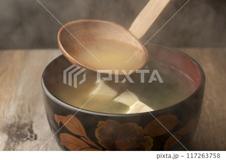 味噌汁 豆腐とわかめの味噌汁をお椀によそう 味噌汁 豆腐とわかめの味噌汁をお椀によそう 117263758
