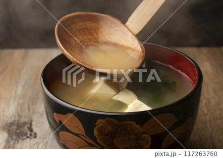 味噌汁 豆腐とわかめの味噌汁をお椀によそう 117263760