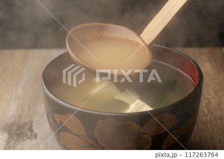 味噌汁 豆腐とわかめの味噌汁をお椀によそう 味噌汁 豆腐とわかめの味噌汁をお椀によそう 117263764