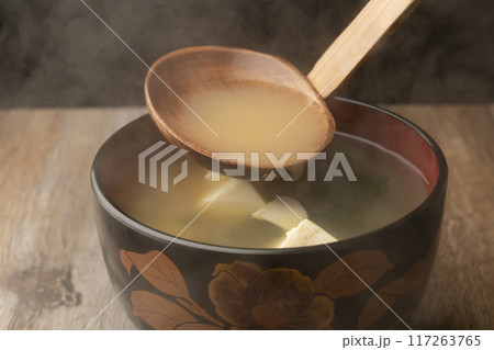味噌汁 豆腐とわかめの味噌汁をお椀によそう 味噌汁 豆腐とわかめの味噌汁をお椀によそう 117263765