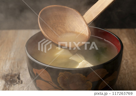味噌汁 豆腐とわかめの味噌汁をお椀によそう 味噌汁 豆腐とわかめの味噌汁をお椀によそう 117263769