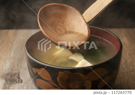 味噌汁 豆腐とわかめの味噌汁をお椀によそう 味噌汁 豆腐とわかめの味噌汁をお椀によそう 117263770
