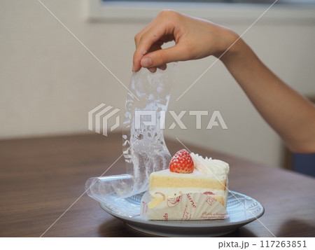 ケーキのフィルムをはがす子供の手 ケーキのフィルムをはがす子供の手 117263851