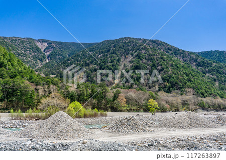 初夏の北アルプス登山 上高地から梓川左岸道を歩く 長塀山 初夏の北アルプス登山 上高地から梓川左岸道を歩く 長塀山 117263897