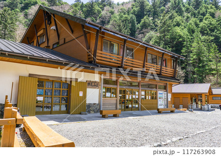 初夏の北アルプス登山 上高地から梓川左岸道を歩く 横尾山荘 初夏の北アルプス登山 上高地から梓川左岸道を歩く 横尾山荘 117263908