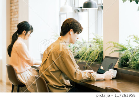 シェアオフィスで働く人々 シェアオフィスで働く人々 117263959