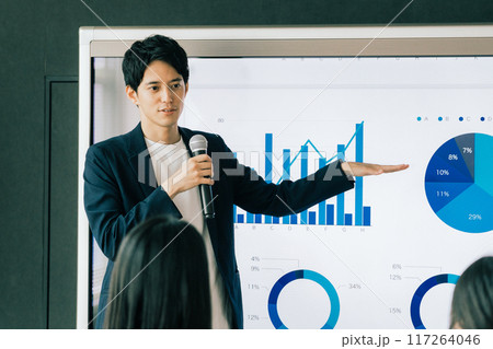 プレゼンをする男性　 117264046