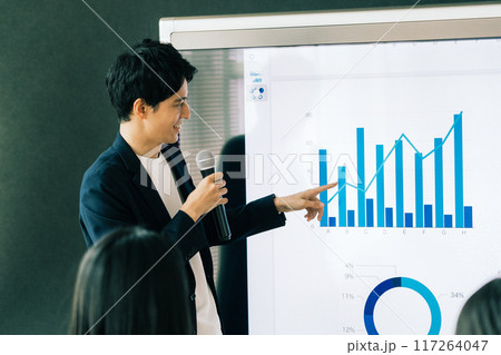 プレゼンをする男性　 117264047