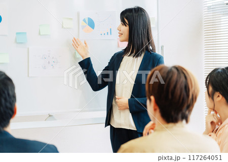プレゼンをする女性　 117264051