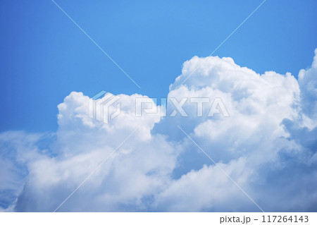 夏の空 青空 晴れ 8月 空素材 117264143