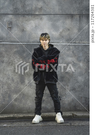 カメラ目線の20代の男性　ポートレート 117264381