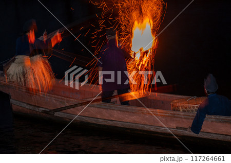 涼を感じる夏の風物詩宇治川の鵜飼いを撮影 117264661