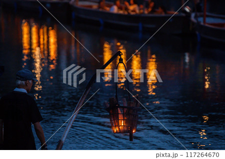 涼を感じる夏の風物詩宇治川の鵜飼いを撮影 涼を感じる夏の風物詩宇治川の鵜飼いを撮影 117264670