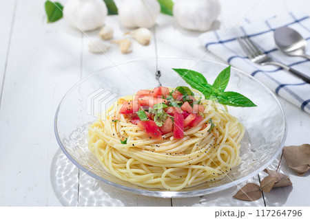 トマトとバジルの冷製パスタ 117264796