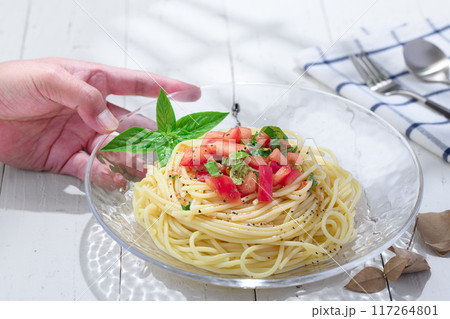 トマトとバジルの冷製パスタ トマトとバジルの冷製パスタ 117264801