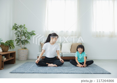 リビングでストレッチをする親子   リビングでストレッチをする親子   117264866