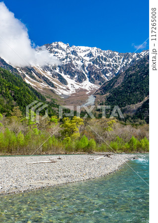 初夏の北アルプス登山　上高地から梓川左岸道を歩く　小梨平から見上げる奥穂高岳 117265008