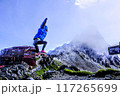槍ヶ岳をバックにジャンプ 117265699