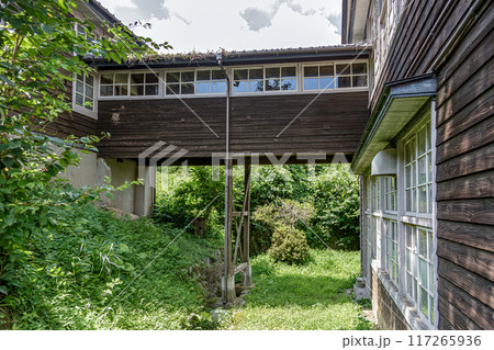 ノスタジックな学校の渡り廊下が郷愁を誘う光景 117265936