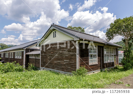 山の青空と入道雲を背にしたノスタジックな学校の学び舎 117265938